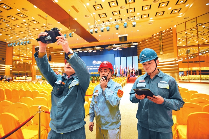 
　　保供電人員在主會場使用測溫儀器進(jìn)行設(shè)備測溫。盧傳隆 攝

　　海南電網(wǎng)公司瓊海供電局輸電管理所使用無人機(jī)對重要保電線路進(jìn)行可視化巡視和測溫，確保博鰲亞洲論壇年會保供電萬無一失