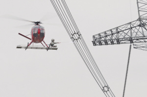 




　　2014年12月的湖北武漢，氣溫已低于零度。

　　在瑟瑟的寒風(fēng)中，我身穿屏蔽服、頭戴安全帽，整理好頭盔，走上直升機(jī)機(jī)艙外的帶電作業(yè)平臺