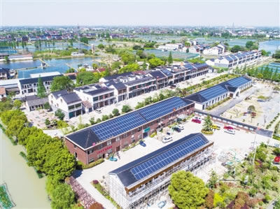                                         
	

	　　圖為4月7日無人機拍攝的空中俯瞰德清縣新安鎮(zhèn)舍北村，許多村民屋頂都安裝了光伏發(fā)電設備。新華社記者 徐昱攝

	　　近幾年來，浙江省德清縣新安鎮(zhèn)大力推進家庭屋頂光伏工程，采用“全電上網(wǎng)”的模式將村民屋頂光伏所發(fā)的清潔電能全部并入當?shù)仉娋W(wǎng)