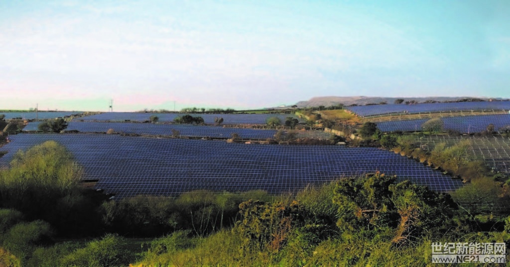 中國、美國和歐洲的大型太陽能市場在過去幾年中有著截然不同的經(jīng)歷：中國蓬勃發(fā)展、美國相對穩(wěn)定、而歐洲增長率急劇下降。同時這三個重要市場也都面臨著各自獨特的挑戰(zhàn)和機遇