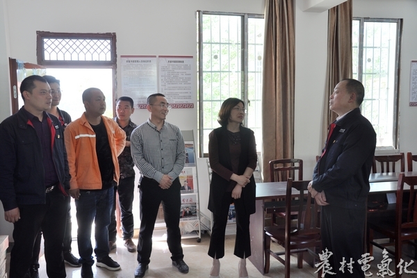 
　　農(nóng)村電氣化網(wǎng)訊：4月8日，明珠公司黨委書記謝紅星深入公司脫貧攻堅(jiān)聯(lián)系點(diǎn)香山鎮(zhèn)桃花河村，調(diào)研指導(dǎo)電力扶貧和服務(wù)點(diǎn)建設(shè)工作。明珠公司黨建部負(fù)責(zé)人，香山鎮(zhèn)黨委書記郭先平，鎮(zhèn)長黃梅一同參加調(diào)研