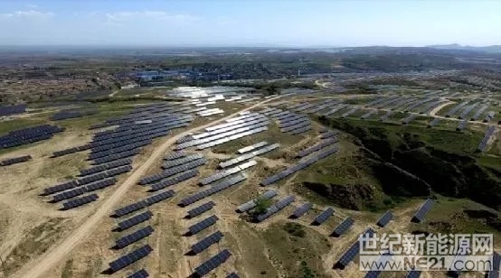  第三批領(lǐng)跑者基地確定，光伏圈最大的熱點話題又非“領(lǐng)跑者”莫屬。領(lǐng)跑者基地以最低的LECO（平準化度電成本）和最高的PR（效能比）作為評估關(guān)鍵，且需要具備三個必要素質(zhì)：效率要更高，速度要更快，產(chǎn)品或項目具備榜樣示范意義