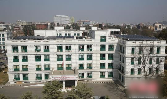                                         
	
	圖為尼泊爾總理辦公樓。其樓頂為中國援尼泊爾太陽能光伏發(fā)電系統(tǒng)