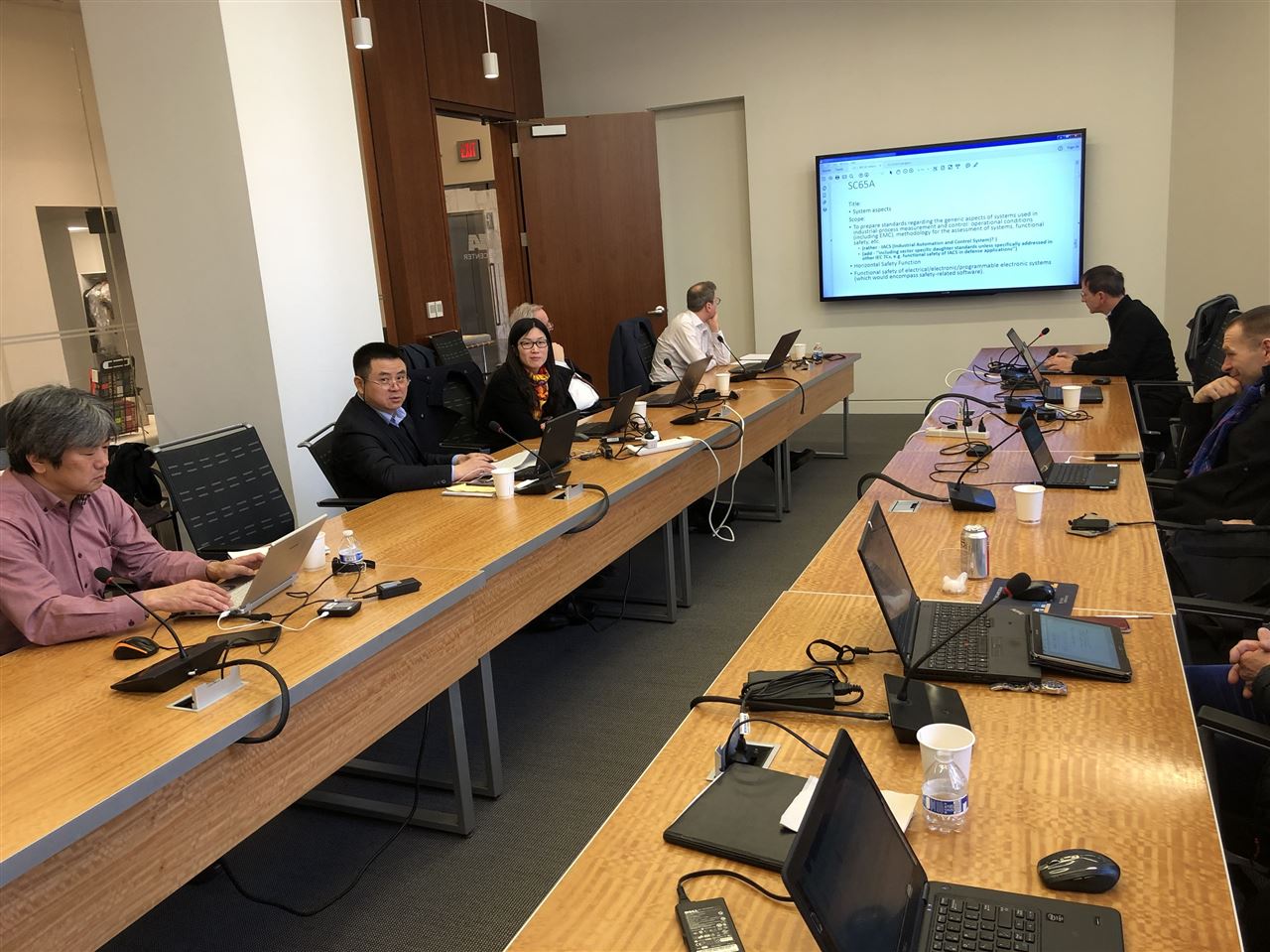 　　【中國(guó)儀表網(wǎng) 儀表會(huì)議】為推進(jìn)智能制造國(guó)際標(biāo)準(zhǔn)化相關(guān)工作，2018年3月22-28日在美國(guó)華盛頓召開了IEC/TC65(工業(yè)測(cè)控和自動(dòng)化)AG(顧問(wèn)組)會(huì)議和TC65/AHG3“智能制造框架和系統(tǒng)架構(gòu)特別工作組”第9次會(huì)議。來(lái)自德國(guó)、法國(guó)、美國(guó)、中國(guó)、日本、韓國(guó)、瑞士等國(guó)的28位專家到會(huì)