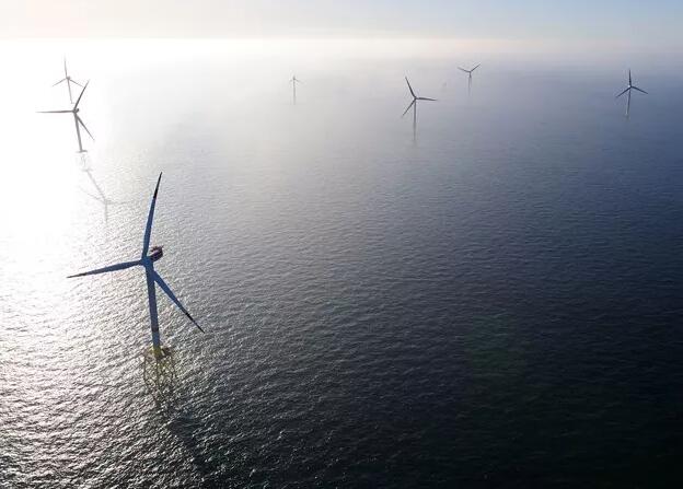  　　4月6日，位于德國北海的60MW Alpha Ventus海上風(fēng)電場發(fā)生事故，其中1臺(tái)Adwen M5000機(jī)組的機(jī)艙后部殼體斷裂并掉入大海。


 
　　風(fēng)電場的運(yùn)營商表示，這次事故中沒有人員受傷，也沒有對(duì)海洋環(huán)境構(gòu)成威脅