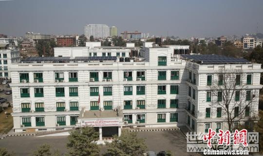  

中新網(wǎng)加德滿都4月10日電 (記者 張晨翼)中國援尼泊爾太陽能項目交接儀式4月10日在尼泊爾中央政府大院里舉行。至此，尼泊爾總理辦公樓及能源部、外交部等部門的樓頂都用上了來自中國的光伏發(fā)電設(shè)備