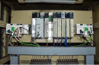 　　【中國(guó)儀表網(wǎng) 儀表企業(yè)】近日，全球能效管理與自動(dòng)化領(lǐng)域數(shù)字化轉(zhuǎn)型的領(lǐng)導(dǎo)者施耐德電氣宣布，利用Modicon ePAC家族昆騰+大型冗余控制器，已成功助力山東萊蕪鋼鐵完成對(duì)4號(hào)1080立方米高爐控制系統(tǒng)的升級(jí)改造，從而在更好保障設(shè)施穩(wěn)定可靠運(yùn)行的基礎(chǔ)上，進(jìn)一步實(shí)現(xiàn)更高效生產(chǎn)。??圖為升級(jí)改造后的4號(hào)高爐控制系統(tǒng)?　　萊蕪鋼鐵始建于1970年，現(xiàn)已成為年產(chǎn)量1200萬(wàn)噸以上的大型鋼鐵企業(yè)集團(tuán)