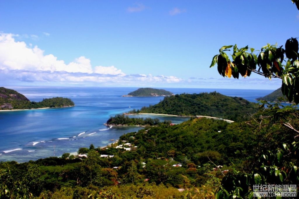 塞舌爾共和國政府(GRS)將推出一個4兆瓦的浮動太陽能光伏電站招標(biāo)行動，項目位于該國Mahé島上的Rocher瀉湖(LagoonleRocher)，這是ProvidenceIndustrialEstate從海水中分離出的一個淺灘，距塞舌爾國際機場4公里。



招標(biāo)將于4月26日啟動，采取密封招標(biāo)、反向拍賣的形式，并有一個獨立的預(yù)選階段