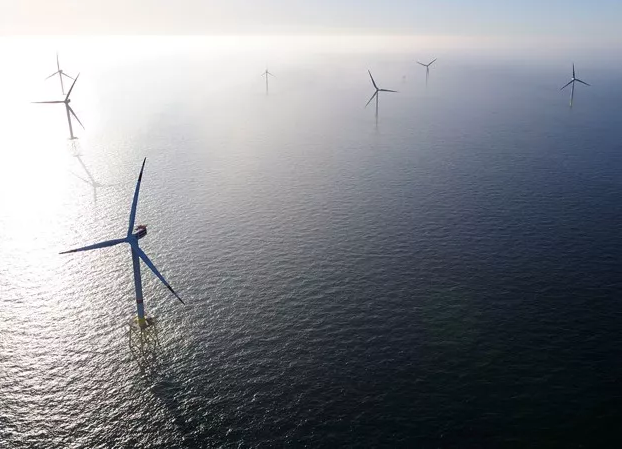 　　雖然近年來風(fēng)機(jī)的制造技術(shù)在不斷提升，但由于種種原因還是會(huì)有事故偶爾發(fā)生，下面小編就帶您來看一下2018年以來的幾起比較有影響的風(fēng)電事故，希望今后我們可以找出原因避免這些事故的再次發(fā)生。
 
Alpha Ventus風(fēng)電場機(jī)組機(jī)艙后殼墜海
 
　　4月6日，位于德國北海的60MW Alpha Ventus海上風(fēng)電場發(fā)生事故，其中1臺(tái)Adwen M5000機(jī)組的機(jī)艙后部殼體斷裂并掉入大海