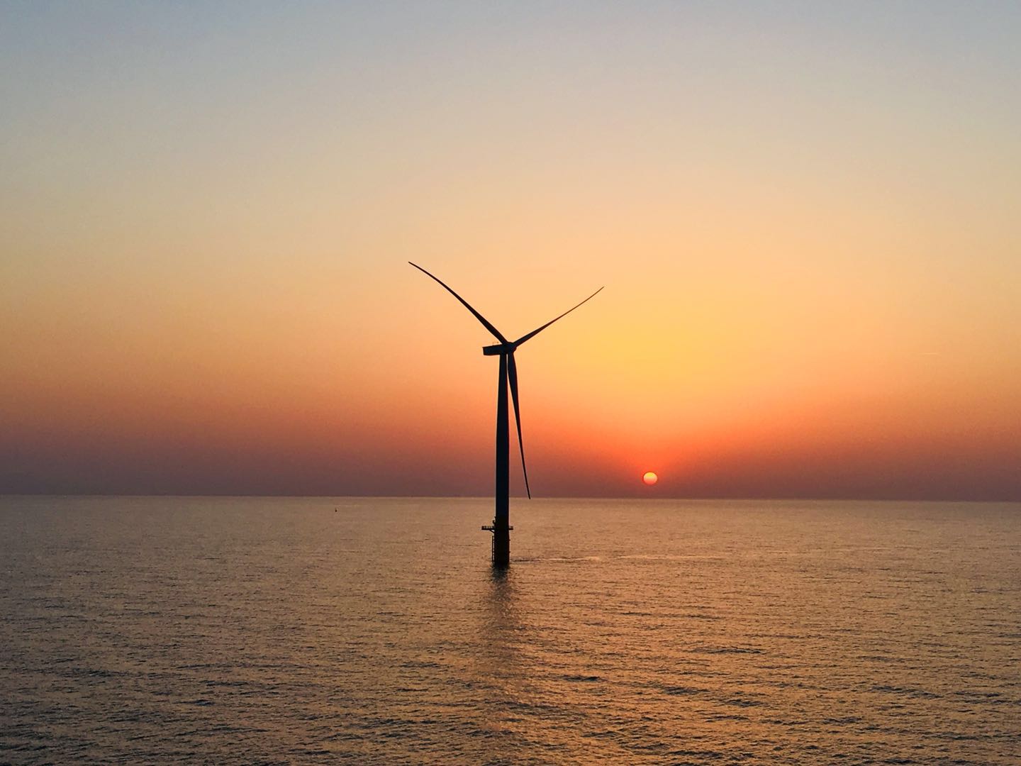                        近日，隨著直徑130m的風(fēng)輪緩緩轉(zhuǎn)動，上海電氣國家電投江蘇濱海北區(qū)H2#400MW海上風(fēng)電場項(xiàng)目首臺風(fēng)力發(fā)電機(jī)組72#成功并網(wǎng)。  國家電投江蘇濱海北區(qū)H2#400MW海上風(fēng)電場項(xiàng)目是在建的亞洲最大的海上風(fēng)電場