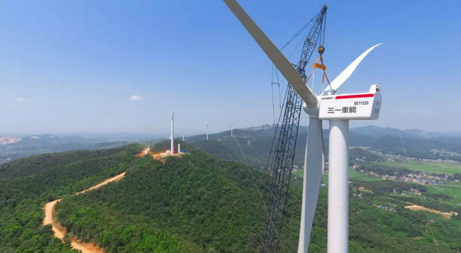                        從歲末年初乍暖還寒，到陽春漸至三月飛花，三一重能多個(gè)標(biāo)桿風(fēng)場風(fēng)機(jī)發(fā)電量屢創(chuàng)新高。  在湖南長邵婁高速公路旁，花明樓鎮(zhèn)北部的神仙嶺連綿起伏的山脈上，一臺(tái)臺(tái)風(fēng)力發(fā)電機(jī)擎天而立，迎風(fēng)飛旋