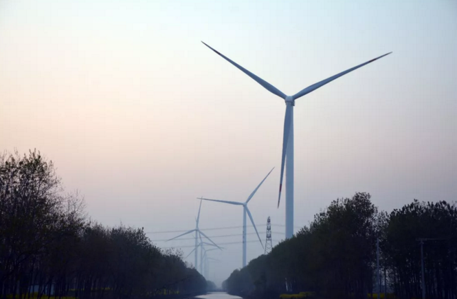                        在江蘇，大豐大中風(fēng)電場，實(shí)現(xiàn)了全省年均等效滿發(fā)小時(shí)數(shù)與機(jī)組利用率第一名。  根據(jù)江蘇省地方統(tǒng)計(jì)，在2017年，大豐大中風(fēng)電場年均等效滿發(fā)小時(shí)數(shù)為2590h，機(jī)組可利用率為99.92%，這兩項(xiàng)指標(biāo)均位列江蘇省第一名，并且提前一個(gè)月完成客戶全年發(fā)電計(jì)劃