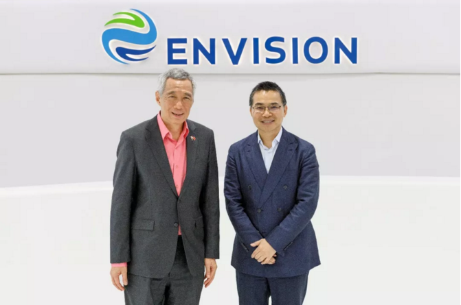                        4月11日，新加坡總理李顯龍攜領(lǐng)導(dǎo)智慧國事務(wù)署的外交部長維文、國家發(fā)展部部長黃循財(cái)、駐華大使羅家良等一行來訪遠(yuǎn)景，深入溝通智能物聯(lián)網(wǎng)助推“智慧國度”戰(zhàn)略。遠(yuǎn)景也成為本次李顯龍到訪上海唯一參觀并深入交流的科技公司