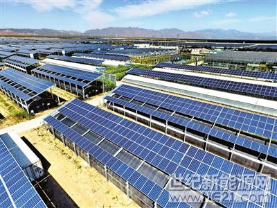 

4月11日，鳥瞰永寧縣閩寧鎮(zhèn)光伏小鎮(zhèn)項目。

閩寧鎮(zhèn)振發(fā)光伏小鎮(zhèn)建設(shè)項目總規(guī)模20MW，通過“企業(yè)擔(dān)保+被扶貧戶+政府貼息”的模式建設(shè)2000戶光伏扶貧項目，一期建設(shè)80戶，總投資5000萬元，目前已并網(wǎng)發(fā)電