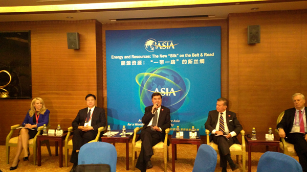 
　　4月9日-10日，國(guó)家發(fā)展改革委副主任、國(guó)家能源局局長(zhǎng)努爾·白克力應(yīng)邀出席博鰲亞洲論壇2018年年會(huì)，并在“能源資源：‘一帶一路’的新絲綢”CEO圓桌會(huì)議發(fā)表主旨演講。他指出，習(xí)近平主席提出“一帶一路”倡議5年來(lái)，在共商、共建、共享原則指導(dǎo)下，“一帶一路”逐漸從倡議變?yōu)樾袆?dòng)，從理念轉(zhuǎn)化為實(shí)踐，成為各方普遍歡迎的全球公共產(chǎn)品