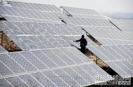 近日，臨城縣西冷水村村民正維護建在荒山上的光伏扶貧電站。國家級貧困縣臨城縣發(fā)揮山場面積大、日照資源豐富的優(yōu)勢，引進晶能、協(xié)鑫等光伏企業(yè)，以建檔立卡貧困村和貧困戶為重點實施光伏扶貧，促進貧困村集體經(jīng)濟發(fā)展和貧困人口穩(wěn)定增收