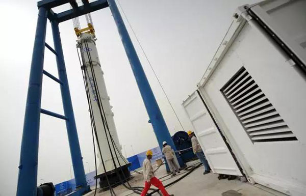 　　4月10日，國內(nèi)首臺(tái)超大型1900千焦雙作用式全液壓海上打樁錘，在太重天津?yàn)I海重裝基地成功完成了打樁試驗(yàn)。該試驗(yàn)的成功，標(biāo)志著太重集團(tuán)填補(bǔ)了我國在超大型液壓打樁錘技術(shù)領(lǐng)域的空白，打破了國外同類產(chǎn)品長期壟斷的局面，對(duì)進(jìn)一步提高我國海洋工業(yè)裝備能力、提高我國海洋資源的開發(fā)能力具有里程碑式的意義