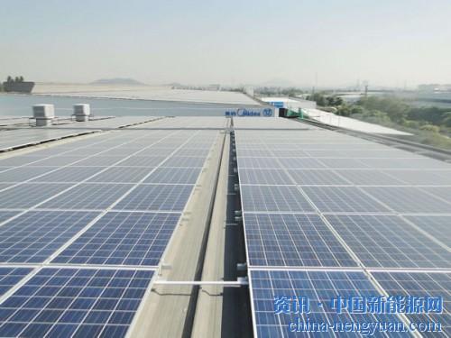                                                                                                                                                                     
	　　近日，27家A股光伏公司紛紛發(fā)布年報或業(yè)績快報，據(jù)統(tǒng)計，這27家光伏公司凈利潤總額為126.08億元，如果去掉其中兩家凈利潤為負的企業(yè)，總體凈利潤甚至高達139.38億元。
