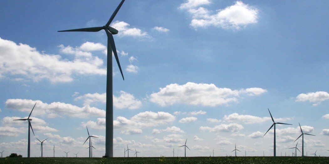 
	中國(guó)儲(chǔ)能網(wǎng)訊：據(jù)環(huán)球網(wǎng)科技綜合報(bào)道，特斯拉Powerpack系統(tǒng)可以更好地協(xié)調(diào)不穩(wěn)定的能源生產(chǎn)與需求高峰。美國(guó)媒體4月10日?qǐng)?bào)道，特斯拉將與英國(guó)石油公司（BP）合作，建立儲(chǔ)能系統(tǒng)