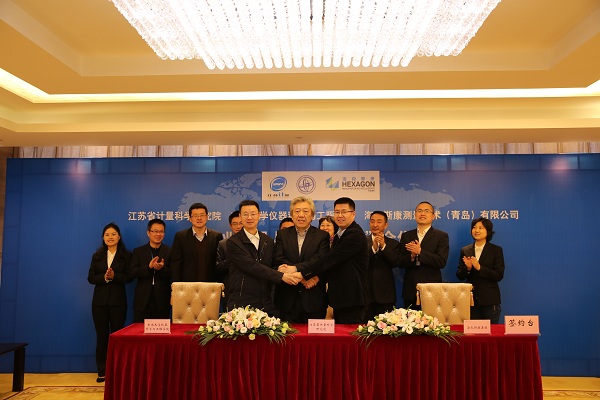 　　【中國儀表網(wǎng) 儀表下游】4月8日上午，江蘇省計量科學(xué)研究院、東南大學(xué)儀器科學(xué)與工程學(xué)院、海克斯康測量技術(shù)(青島)有限公司三方合作共建“工業(yè)機器人檢測實驗室”簽約儀式在江蘇省計量科學(xué)研究院順利舉行。  　　4月8日上午，江蘇省計量科學(xué)研究院、東南大學(xué)儀器科學(xué)與工程學(xué)院、?？怂箍禍y量技術(shù)(青島)有限公司三方合作共建“工業(yè)機器人檢測實驗室”簽約儀式在江蘇省計量科學(xué)研究院順利舉行