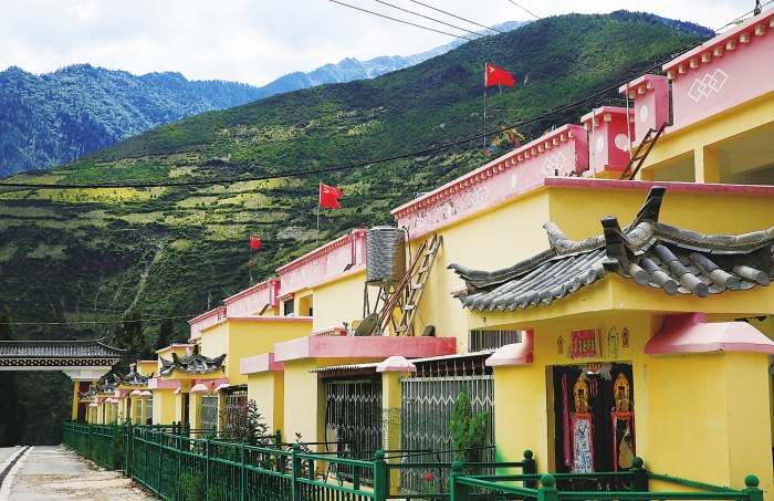 
　　云南省迪慶藏族自治州德欽縣云嶺鄉(xiāng)果念移民新村，村民過上了好日子。新村內(nèi)外，大電網(wǎng)翻山越嶺，為脫貧攻堅(jiān)提供堅(jiān)實(shí)保證