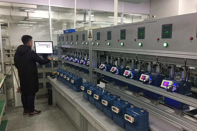 　　【中國儀表網(wǎng) 儀表產(chǎn)業(yè)】隨著我國燃?xì)庑袠I(yè)的發(fā)展，特別是西氣東輸?shù)葒掖笮吞烊粴廨斔晚椖康慕ⅲ覈蟛糠志用窦彝ザ际褂萌細(xì)庾鲲?、取暖等，對通過管道輸入燃?xì)獾募彝ィ及惭b有家用燃?xì)獗?，進(jìn)行貿(mào)易結(jié)算。  圖片來自浙江省計量院 　　如今，燃?xì)庖殉蔀槿藗兩钪兴仨毜南钠?，燃?xì)獾膬r格更成為百姓關(guān)注的點