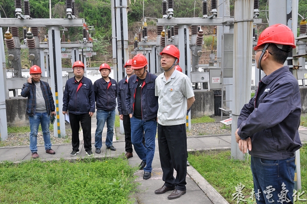 
　　農(nóng)村電氣化網(wǎng)訊：4月11日，明珠公司黨委書記謝紅星帶領(lǐng)安質(zhì)部負(fù)責(zé)人深入運(yùn)檢工區(qū)、城郊供電所，對(duì)基層單位春季安全大檢查工作進(jìn)行了督查。

　　在運(yùn)檢工區(qū)，督查組通過看現(xiàn)場(chǎng)、查資料等方式，先后對(duì)110kV蟠龍變電站，35kV聯(lián)盟變電站進(jìn)行了全面仔細(xì)檢查，現(xiàn)場(chǎng)檢查組從門衛(wèi)值守，站內(nèi)設(shè)備運(yùn)行情況、消防器材維護(hù)、防小動(dòng)物器具、基建基礎(chǔ)等進(jìn)行了全面的檢查