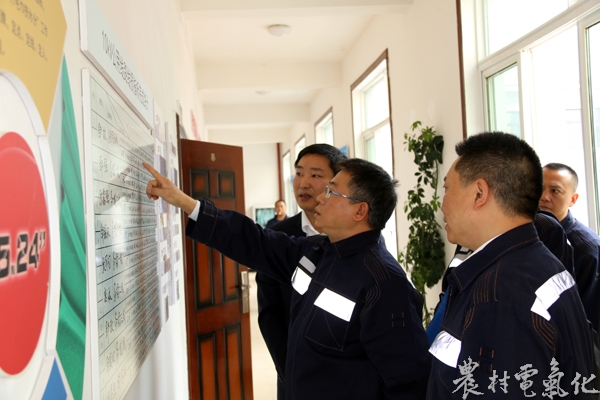 


　　農(nóng)村電氣化網(wǎng)訊：4月10日--11日，遵義供電局總會(huì)計(jì)師李德勇率局辦、安監(jiān)、生計(jì)、基建等部門(mén)人員到務(wù)川供電局對(duì)春季安全大檢查、迎峰度夏和“三大工程攻堅(jiān)戰(zhàn)”工作開(kāi)展情況進(jìn)行檢查調(diào)研和指導(dǎo)。

　　李總會(huì)一行首先來(lái)到城區(qū)供電所，對(duì)供電所人員結(jié)構(gòu)情況、先入企員工薪酬情況、電費(fèi)安全風(fēng)險(xiǎn)管控、“三大工程攻堅(jiān)戰(zhàn)”工作推進(jìn)以及施工單位到位情況等進(jìn)行了詳細(xì)了解