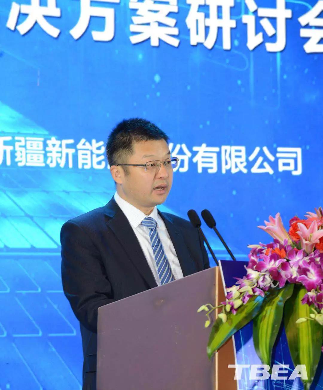 
	中國(guó)儲(chǔ)能網(wǎng)訊：4月13日，特變電工攜全新一代組串級(jí)逆變器——TS80KTL-PLUS，亮相“2018（西安）光伏平價(jià)創(chuàng)新解決方案研討會(huì)”，一掃不久前在第三批光伏領(lǐng)跑基地項(xiàng)目中的低迷表現(xiàn)。



	在當(dāng)日舉辦的媒體見(jiàn)面會(huì)上，新特能源股份有限公司董事長(zhǎng)、特變電工新疆新能源股份有限公司總經(jīng)理張建新接受了包括《能源》記者在內(nèi)的多家媒體聯(lián)訪