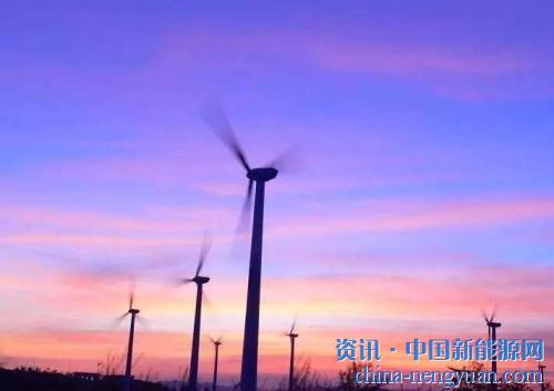                                                                                                                                                                     
	　　14日，記者在吉林省通榆縣華能新能源新華風(fēng)電場的總控制室看到，60多臺風(fēng)機都在滿負(fù)荷運轉(zhuǎn)。企業(yè)相關(guān)負(fù)責(zé)人介紹，風(fēng)電通過特高壓輸送到山東青州，電場同比去年多發(fā)電58%，棄風(fēng)窩電