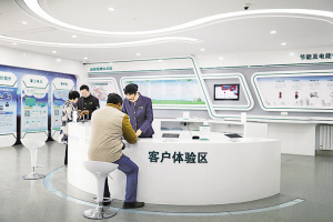 
　　①客戶在供電所營(yíng)業(yè)廳咨詢業(yè)務(wù)。

　?、诠╇妴T工為客戶宣傳預(yù)約上門服務(wù)業(yè)務(wù)