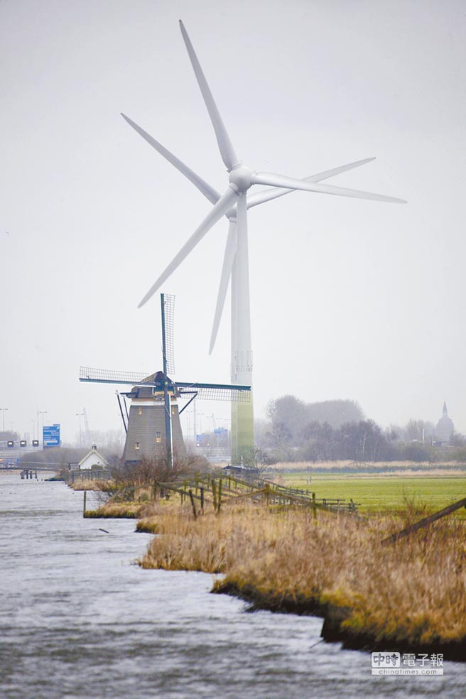
荷蘭風(fēng)電不再靠補助圖╱美聯(lián)社
　　隨著綠能發(fā)電技術(shù)升級、發(fā)電成本降低，荷蘭即將興建歐洲首座零政府補助的海上風(fēng)力發(fā)電廠。
　　■Momentum behind "subsidy-free" renewables is growing and technology costs have fallen dramatically.
　　據(jù)《金融時報》報導(dǎo)，荷蘭西部外海近日成為歐洲再生能源業(yè)矚目焦點，因為瑞典能源公司Vattenfall在今年3月底贏得第一輪競標(biāo)，即將在離岸22公里外的海上興建