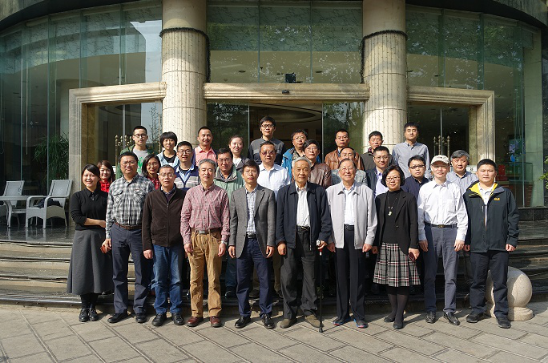 　　【中國儀表網(wǎng) 儀表會議】2018年4月2日至3日，國家自然科學(xué)基金重大科研儀器研制項目“一米新真空太陽望遠(yuǎn)鏡多層共軛自適應(yīng)光學(xué)系統(tǒng)研制”項目啟動會暨太陽高分辨力成像研討會在云南昆明召開。  圖為與會人員合影 　　國家自然科學(xué)基金委員會數(shù)理學(xué)部副主任董國軒、數(shù)理學(xué)部天文處項目主任劉強，中科院條財局副局長曹凝、條財局科技條件處處長牟乾輝，中科院前沿局?jǐn)?shù)理化學(xué)處副處長毛羽豐等領(lǐng)導(dǎo)應(yīng)邀出席了會議