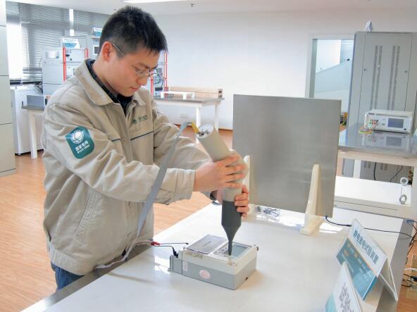 　　【中國儀表網(wǎng) 儀表產(chǎn)業(yè)】打開空調(diào)，暖風驅(qū)散寒冷；輕擊鼠標，世界近在眼前；插入手柄，愛車開始充電……人們早已習慣了被電能驅(qū)動的生活，并能通過電能創(chuàng)造無限的可能。這其中，電能表始終默默無聞地工作著，用精準的計量記錄著電能消耗的點點滴滴