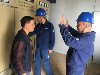 　　本網(wǎng)陜西訊(賀軍世)在脫貧攻堅(jiān)工作中，陜西地電西鄉(xiāng)供電分公司堅(jiān)持問題導(dǎo)向，堅(jiān)持扶貧與“扶志”“扶智”結(jié)合，激發(fā)群眾內(nèi)生動力，加大脫貧政策宣傳，因地制宜落實(shí)產(chǎn)業(yè)扶貧政策，推動貧困群眾的自我發(fā)展能力，使有勞動能力的貧困人口有一技之長，變“要我脫貧”為“我要脫貧”，不斷增強(qiáng)貧困戶“造血”能力?！　诜鲐氉叱鲆粭l康莊路　　八山一水一分田”是西鄉(xiāng)縣兩河口鎮(zhèn)地形地貌的真實(shí)寫照，山多地少，農(nóng)民傳統(tǒng)種植是苞谷、洋芋、稻谷“老三件”，經(jīng)濟(jì)效益不高