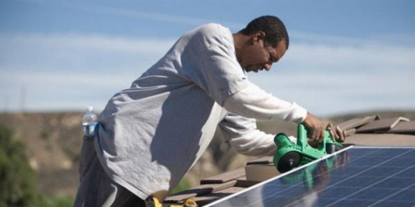                                         
	　　肯尼亞能源監(jiān)管委員會總干事Pavel Oimeke日前表示，由于使用優(yōu)惠貸款融資，肯尼亞將對國有50兆瓦太陽能電廠的固定價(jià)格購買合同費(fèi)用減半。

	

	　　據(jù)悉，這個電力供應(yīng)不足的東非國家正在通過風(fēng)能和地?zé)岬瓤稍偕茉磥硗苿影l(fā)電量增加，減少對昂貴柴油發(fā)電廠的依賴