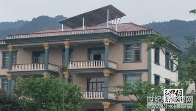  4月11日上午，湖南新化縣發(fā)生一起光伏安裝意外事故，一位工作人員在安裝操作過程中，接觸到屋頂?shù)碾娋€，發(fā)生意外事故。





近幾年，分布式光伏電站發(fā)展井噴，電站安裝和維護(hù)人員的工作量日益增加，而電站的安裝和日常維護(hù)都涉及到電，就存在著很多危險(xiǎn)的情況，作為光伏安裝公司和企業(yè)，我們?nèi)绾伪ＷC光伏電站在施工安裝過程中的安全呢?



在光伏電站作業(yè)時，一線工作人員如何避免觸電?

首先，最為保險(xiǎn)的方案，遇上大風(fēng)、大雨、大雪、大霧等極端天氣時，應(yīng)立即停止室外作業(yè)