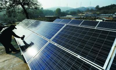 利用煤改電居民的屋頂，建設(shè)分布式光伏發(fā)電系統(tǒng)；每個縣(市、區(qū))選1-2個整村推進(jìn)光伏+煤改電供暖試點(diǎn)。日前，我市制定《石家莊市光伏+電代煤試點(diǎn)實(shí)施方案》，深入推進(jìn)清潔能源替代