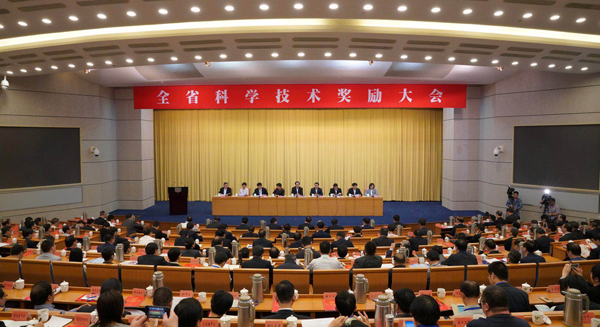                        4月11日，浙江省委省政府在省人民大會堂隆重召開浙江省科學(xué)技術(shù)獎勵大會，對2017年度浙江省科學(xué)技術(shù)獎進(jìn)行表彰。由運達(dá)風(fēng)電實施完成的“低風(fēng)速風(fēng)電機組關(guān)鍵技術(shù)及產(chǎn)業(yè)化”項目榮獲2017年度省科學(xué)技術(shù)獎一等獎，這是運達(dá)風(fēng)電繼2010年之后再次榮獲該獎項，浙江運達(dá)風(fēng)電股份有限公司副總經(jīng)理、風(fēng)力發(fā)電系統(tǒng)國家重點實驗室主任葉杭冶代表項目團隊領(lǐng)獎