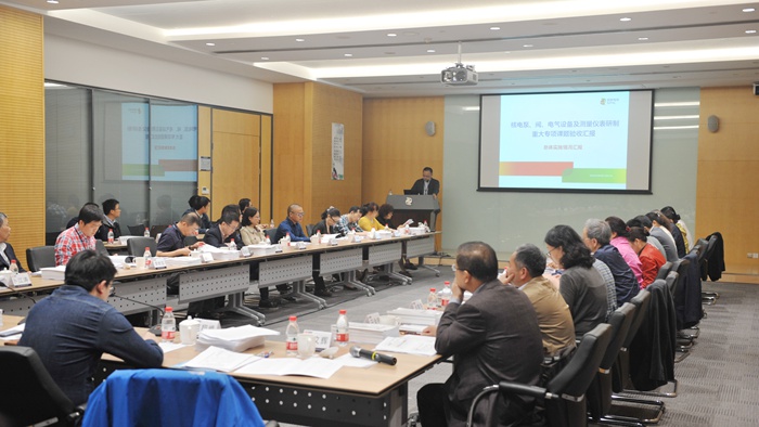 　　【中國儀表網(wǎng) 儀表研發(fā)】4月11至12日，國家能源局組織專家對上海核工院牽頭、聯(lián)合國核自儀共同承擔的大型先進壓水堆核電站重大專項“核電泵、閥、電氣設備及測量儀表研制”課題進行正式驗收。  課題組匯報課題執(zhí)行情況 　　驗收專家組認為：課題完成了任務合同書規(guī)定的研究內(nèi)容，滿足考核指標要求，實現(xiàn)了研究目標；課題組織管理有序、制度健全，一致同意課題通過正式驗收