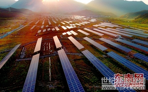 

鳥瞰昌盛現(xiàn)成農(nóng)業(yè)大棚光伏發(fā)電站（李義友攝）

東南網(wǎng)訊（通訊員 李義友）4月15日，福建占地面積最大的光伏發(fā)電+農(nóng)業(yè)模式——“昌盛現(xiàn)代農(nóng)業(yè)大棚光伏發(fā)電站”項(xiàng)目一期工程3萬(wàn)塊太陽(yáng)能電池板全部安裝成功。

昌盛現(xiàn)代農(nóng)業(yè)大棚光伏發(fā)電站項(xiàng)目是福建省占地面積最大的“光伏發(fā)電+農(nóng)業(yè)”模式項(xiàng)目，總投資15億元，座落在浦城縣仙陽(yáng)鎮(zhèn)早田村