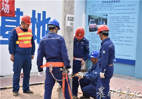 
　　農(nóng)村電氣化網(wǎng)訊：“登桿時(shí)，要根據(jù)電桿的粗細(xì)調(diào)節(jié)腳扣的大小，使腳扣牢靠地扣在電桿上；穿腳扣時(shí)，腳扣帶的松緊要合適，防止腳扣在腳上轉(zhuǎn)動(dòng)或滑脫……”近日，在鳳翔分公司開展的全員崗位大練兵活動(dòng)中，各班站所組老師傅正在不厭其煩地向青年員工現(xiàn)場(chǎng)講解高處作業(yè)的有關(guān)知識(shí)，這是該公司培養(yǎng)青年員工快速成長(zhǎng)成才的一個(gè)縮影。

　　青年員工擁有較高的知識(shí)水平和創(chuàng)新活力，是班組建設(shè)和發(fā)展的主力軍，是企業(yè)人才隊(duì)伍的重要組成部分