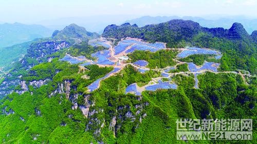 308天，光伏發(fā)電收益近2000萬(wàn)元！4月16日，興山縣傳來(lái)好消息，自去年6月興山縣20兆瓦光伏電站并網(wǎng)發(fā)電以來(lái)，該項(xiàng)目已為69個(gè)貧困村和805個(gè)貧困戶帶來(lái)了真真切切的收益。據(jù)悉，該項(xiàng)目位于興山縣峽口鎮(zhèn)楊道河村海拔1300多米的魏家山，總投資1.8億元，分8片區(qū)域，由74000塊270Wp的多晶組件組成