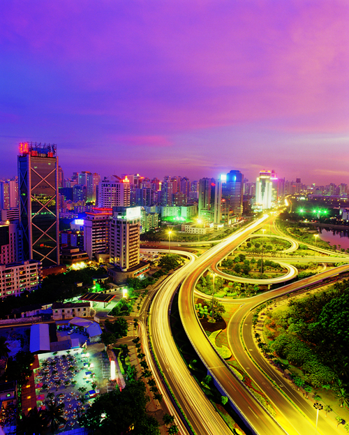 
　　璀璨的海南夜景。

　　新華網(wǎng)北京4月13日電 4月13日下午，習(xí)近平在慶祝海南建省辦經(jīng)濟特區(qū)30周年大會上鄭重宣布，黨中央決定支持海南全島建設(shè)自由貿(mào)易試驗區(qū)，支持海南逐步探索、穩(wěn)步推進中國特色自由貿(mào)易港建設(shè)，分步驟、分階段建立自由貿(mào)易港政策和制度體系