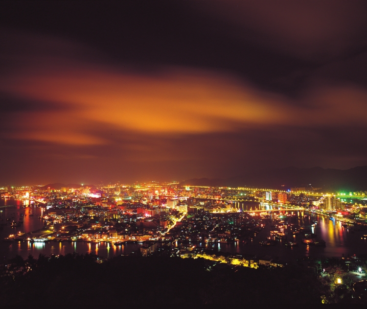 
　　萬家燈火為“鹿城”三亞添光彩。 劉昌 攝

　　?？诠╇娋謫T工使用無人機巡線