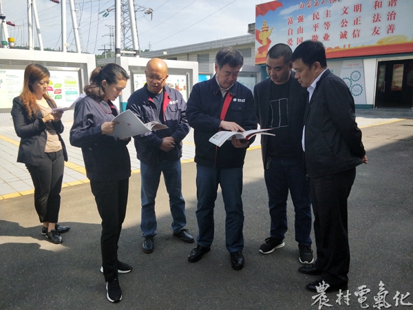 
　　農(nóng)村電氣化網(wǎng)訊：4月15日，周日，遂寧公司黨委書記蘇旭燕攜黨建部負(fù)責(zé)人到明珠公司沱牌鎮(zhèn)供電所督導(dǎo)黨支部標(biāo)準(zhǔn)化建設(shè)。明珠公司副總經(jīng)理張清平、黨建部負(fù)責(zé)人陪同