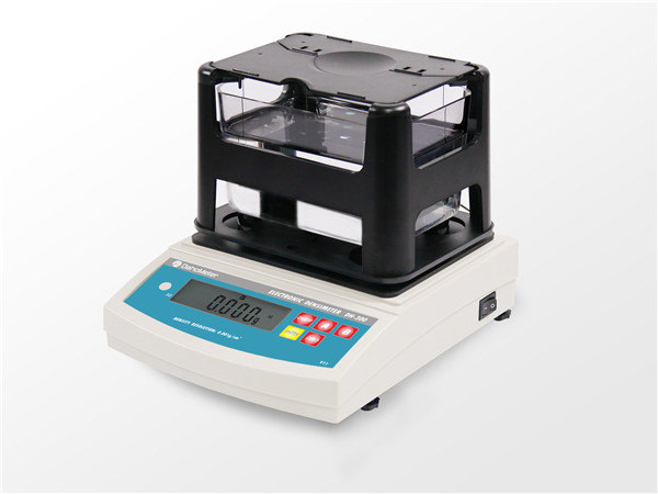 　　【中國儀表網(wǎng) 價格行情】在物理學中，把某種物質(zhì)單位體積的質(zhì)量叫做這種物質(zhì)的密度，而固體密度測試儀就是適用于輔助實驗室進行密度測量的一種儀器。此儀器改變了傳統(tǒng)密度測試的繁瑣操作，實現(xiàn)了不規(guī)則樣品的快速準確測量，能滿足現(xiàn)代產(chǎn)品生產(chǎn)及新材料研究過程中對樣品密度的精確測量要求