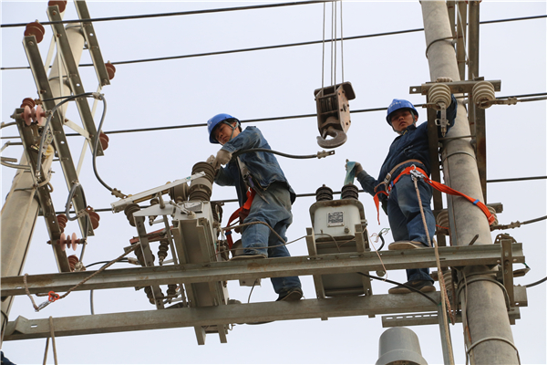 4月12日凌晨7時(shí)，夜幕還未完全散盡。清冷的晨曦中，新疆生產(chǎn)建設(shè)兵團(tuán)第二師天泰電力有限責(zé)任公司安監(jiān)部部長(zhǎng)鄭軍將視線從車窗外一根根飛速后退的輸電線塔上收回，這一天天，他和部門其他同志作為先遣隊(duì)抵達(dá)鐵門關(guān)市后，將依次在二十九團(tuán)10千伏1014分支線、1023九四線、1013九庫一線、1015九庫二線，盛鐵及盛北相關(guān)線路停電、懸掛接地線多達(dá)28處，為隨后而來的“大部隊(duì)”多點(diǎn)作業(yè)提供安全保障