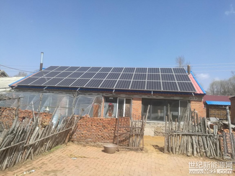   近兩年，戶用光伏發(fā)展迅速，但距離真正推廣開來，讓普通百姓家喻戶曉、人人接受仍然有很長(zhǎng)的一段路要走，究其原因，動(dòng)輒7、8萬元的初始安裝費(fèi)用絕對(duì)是關(guān)鍵因素之一。

在目前的中國(guó)農(nóng)村，尤其是北方農(nóng)村，一般家庭的標(biāo)準(zhǔn)配備是普通三間瓦房，屋頂全部鋪裝光伏板的總量大約是10KW左右，以每瓦7元安裝費(fèi)計(jì)算，總價(jià)就是7萬元，大體相當(dāng)于1戶北方農(nóng)戶兩年多的純收入，對(duì)于很多正常家庭來說，這都是一筆不小的費(fèi)用，對(duì)于家境困難的家庭來說，就更是望而卻步了