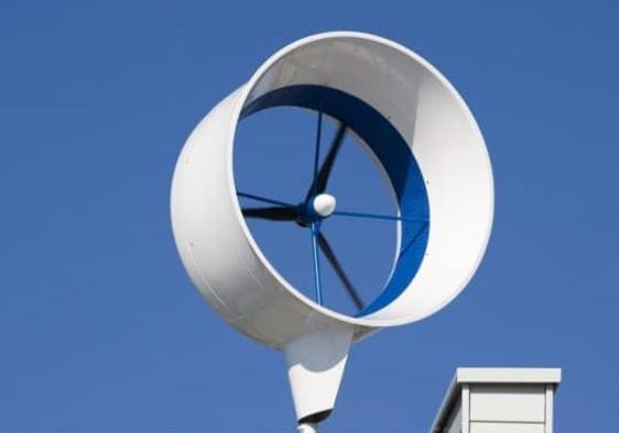  　　有人說，在分布式光伏大火之后，分散式風(fēng)電也要火了。
 
　　所謂分散式風(fēng)電，和分布式光伏有相似之處——不以大規(guī)模遠(yuǎn)距離輸送電力為目的，產(chǎn)生電力就近接入當(dāng)?shù)仉娋W(wǎng)消納的風(fēng)電項目